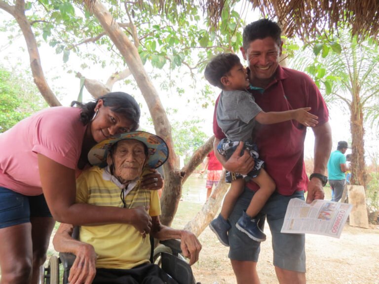 Domingos, con 117 años, el más viejo del Pantanal, su hija Berenice con su marido y su bisnieto Lourenço. 12/10/2020. Crédito: Aloir Pacini (PPGAS - UFMT)