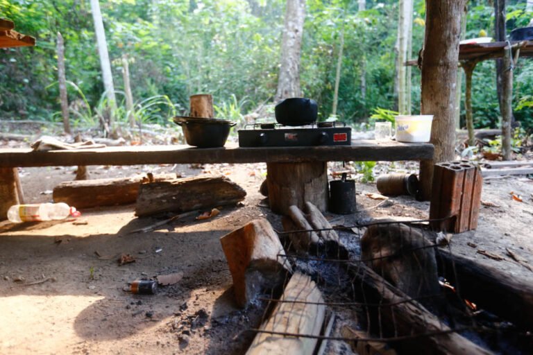 Acampamento de trabalhadores para extração de madeira dentro da terra indígena Cachoeira Seca,