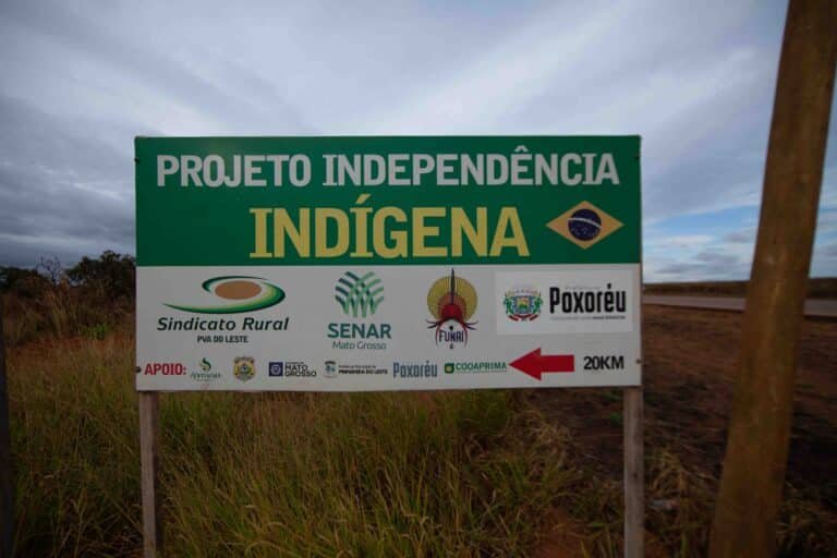 Placa del proyecto AgroXavante en la tierra indígena Parabubure. Pueblo Xavante, Mato Grosso (MT). Foto: Marcos Hermanson.